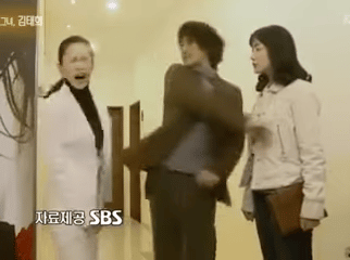 Шин Хён Джун все еще жалеет о том, что по-настоящему ударил Ким Тэ Хи по лицу в дораме "Лестница в небеса"