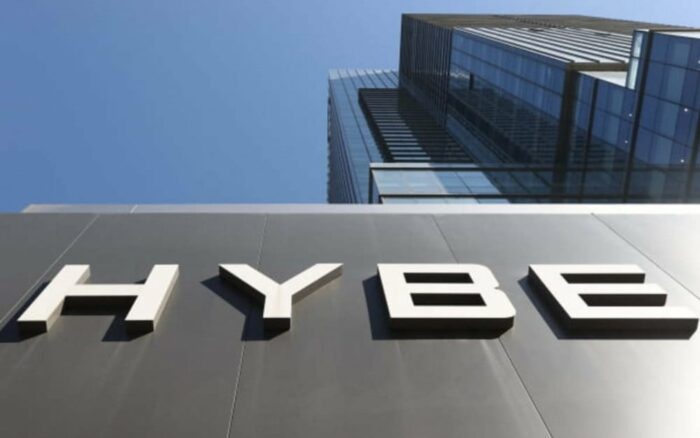 HYBE отрицает обвинения SM Entertainment в попытках вредоносного поглощения компании