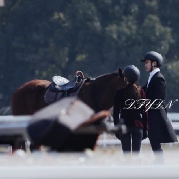 Верхом на одной лошади Дилан Ван и Бай Лу на съёмках дорамы «Случайная любовь»