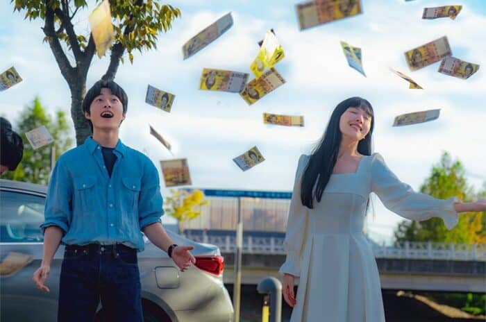 Юн Чан Ён и Мина наслаждаются дождём из денег на новых кадрах дорамы "Курьер"