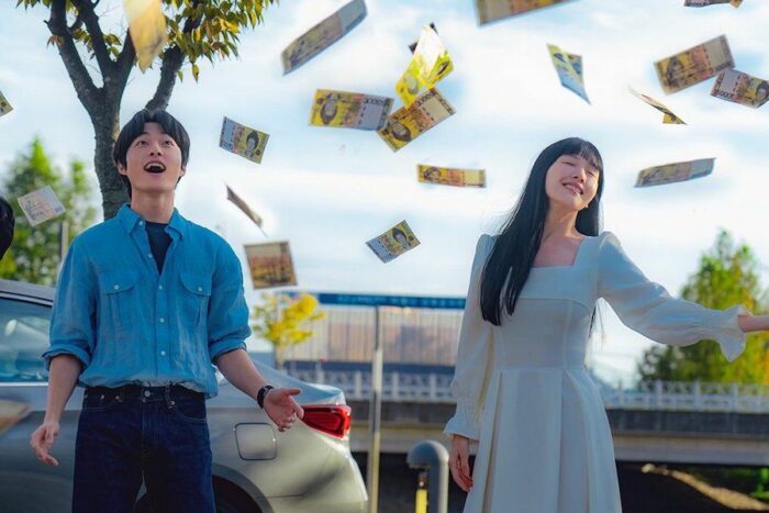 Юн Чан Ён и Мина наслаждаются дождём из денег на новых кадрах дорамы "Курьер"
