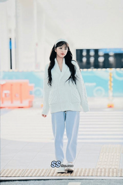 Нетизены считают, что Юна из ITZY выглядит как принцесса на фото из аэропорта
