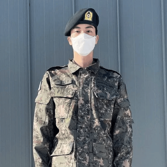 Джей-Хоуп из BTS: "Я скучаю по Джину, который сейчас в армии"