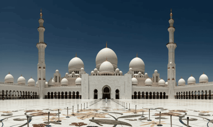 Нетизены в восхищении: Дженни посетила мечеть в Абу-Даби