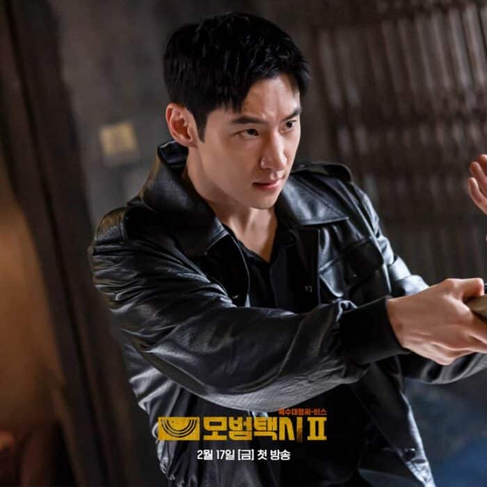 Ли Джэ Хун возвращается к борьбе с преступниками на новых кадрах дорамы "Такси ДеЛюкс 2"