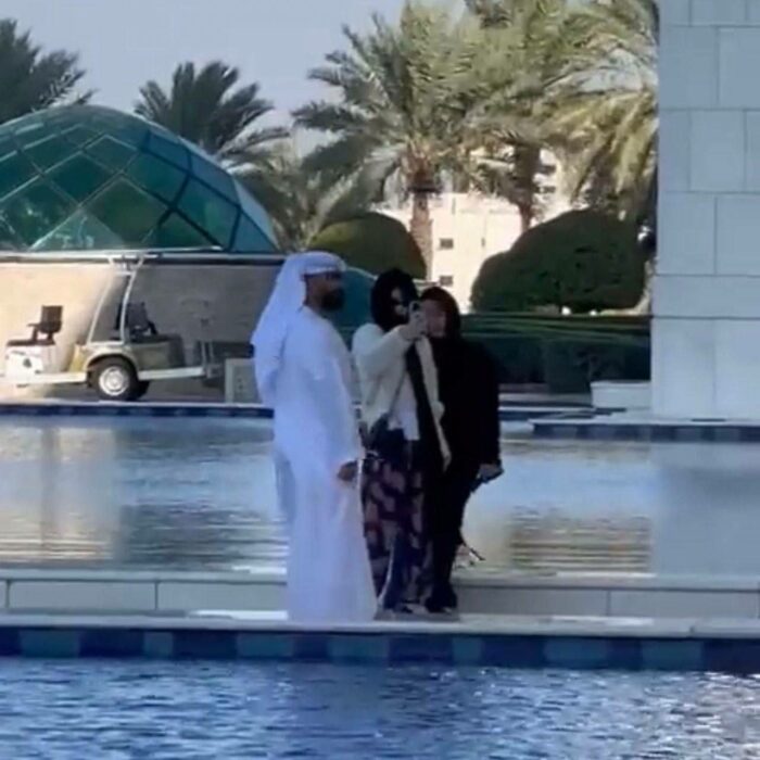 Нетизены в восхищении: Дженни посетила мечеть в Абу-Даби
