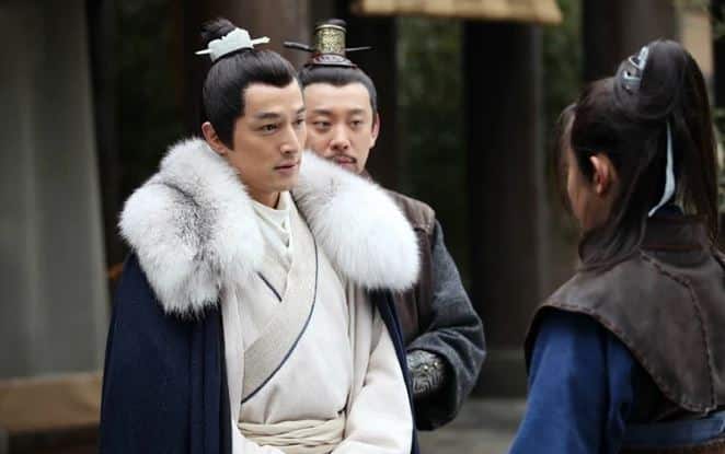 Китайские актёры в меховых нарядах из дорам