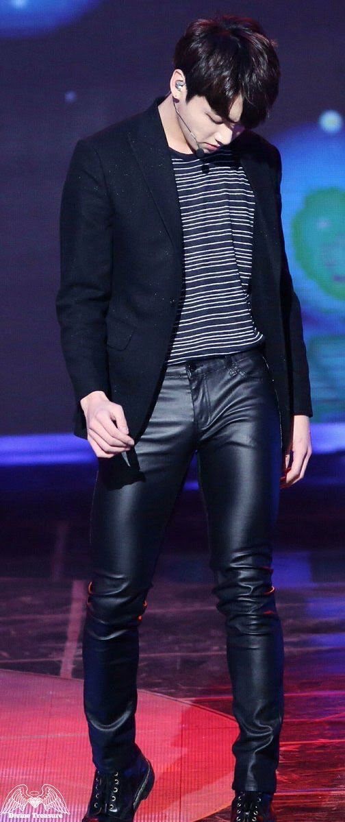 5+ самых горячих образов Чонгука из BTS в кожаных брюках 