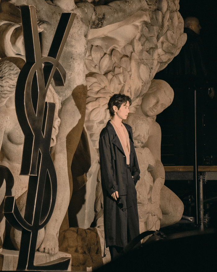 Марк Туан из GOT7 привлек внимание своим сногсшибательным образом на показе Yves Saint Laurent в Париже 