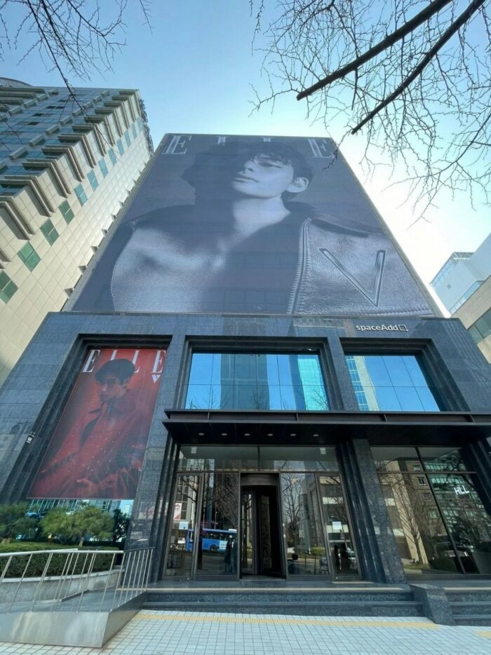 Огромное фото Ви из BTS украсило здание редакции журнала «ELLE» 