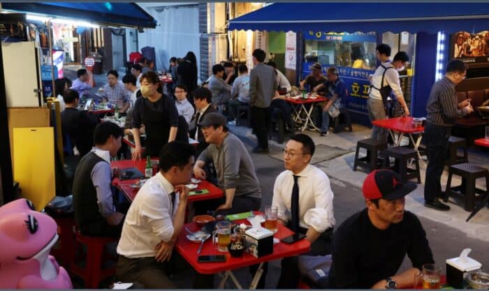 Жители Кореи всех возрастов не любят обедать с коллегами