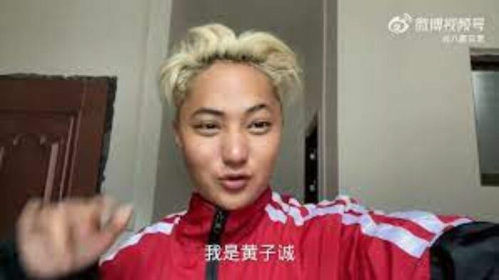 Тао ответил нетизенам, которые высмеяли его за волосы на груди