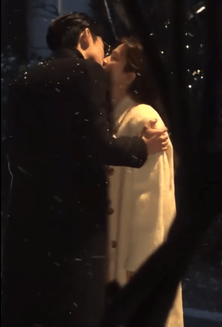 Дилан Ван и Бай Лу на съёмках сцены поцелуя