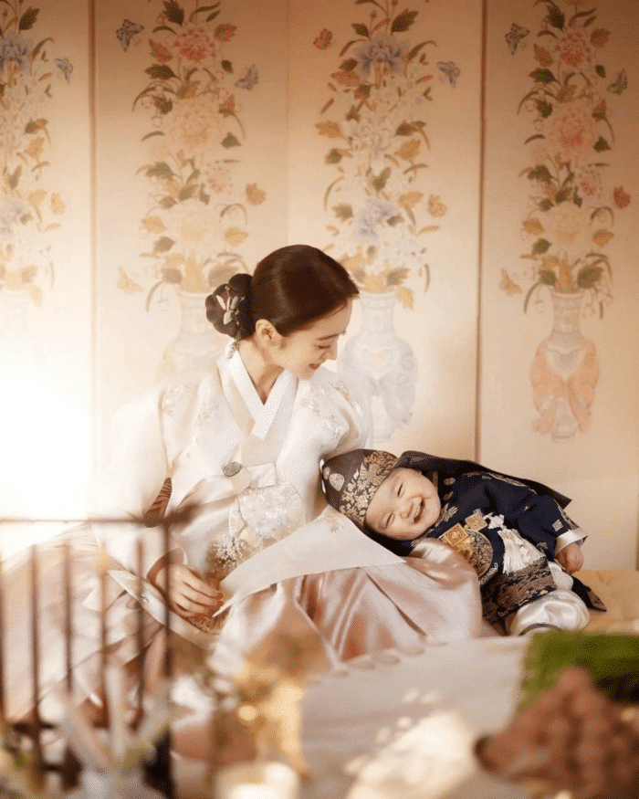 Лим (экс-Wonder Girls) и её муж Шин Мин Чхоль очаровали нетизенов прелестными семейными фото в традиционном корейском стиле в честь первого дня рождения их сына