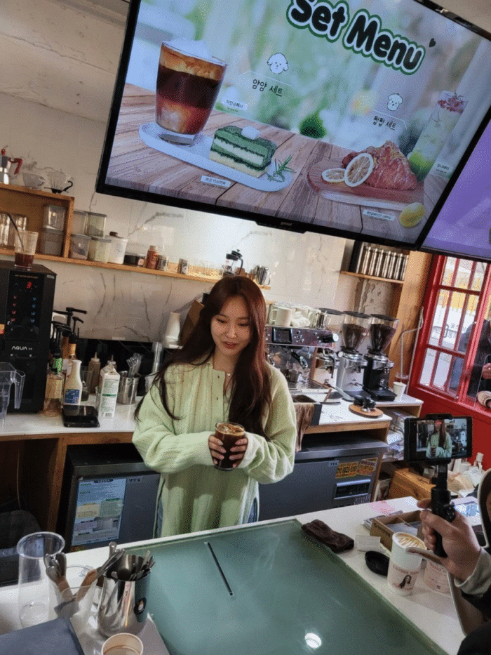 Минён (экс-Brave Girls) открыла своё кафе