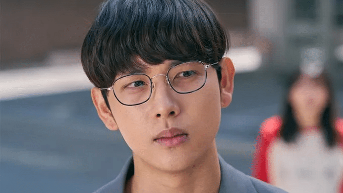 Корейский фильм "Украденная личность" в настоящее время на втором месте по популярности на Netflix 