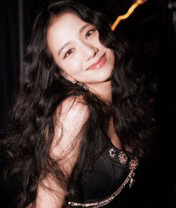 Джису из BLACKPINK хвалят за продвижение корейской культуры в тизерах ее сольного дебюта