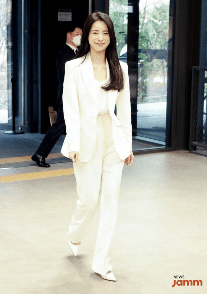 Звезда «Славы» Им Джи Ён сияет в белоснежном наряде по пути на съемку новостной программы «News Room» от JTBC