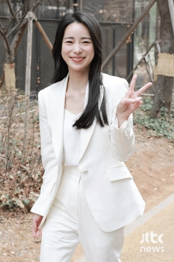 Звезда «Славы» Им Джи Ён сияет в белоснежном наряде по пути на съемку новостной программы «News Room» от JTBC