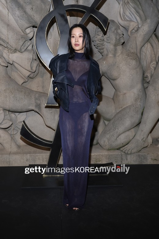 Мун Га Ён продемонстрировала свою стройную фигуру на показе Yves Saint Laurent в Париже  