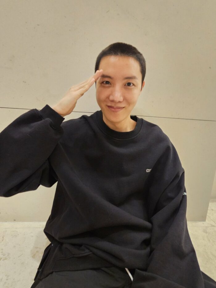 Джей-Хоуп из BTS побрил голову перед армией и поделился фото