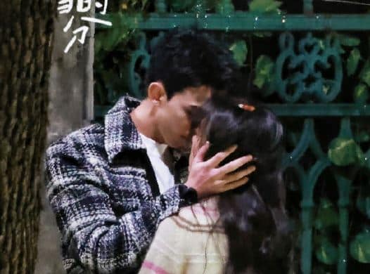 У Лэй и Чжао Цзинь Май на съёмках сцены поцелуя дорамы "Во время метели"