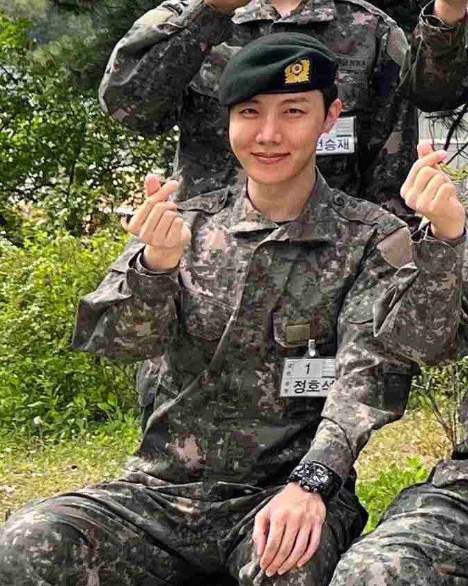 Первое фото Джей-Хоупа из BTS в военной форме
