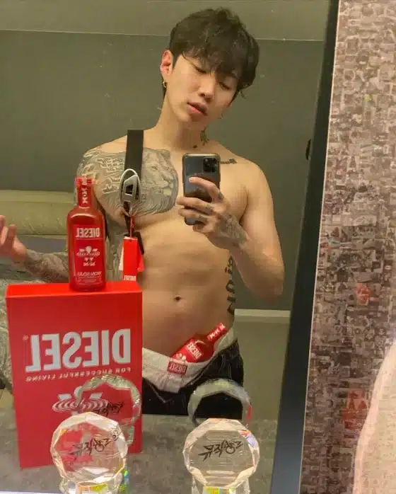 “Отвратительно” vs “Сексуально”: Джей Пак удивил нетизенов новым фото с бутылкой соджу в штанах