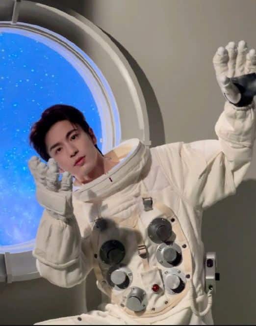 Чжан Лин Хэ в образе астронавта для рекламы LANCOME