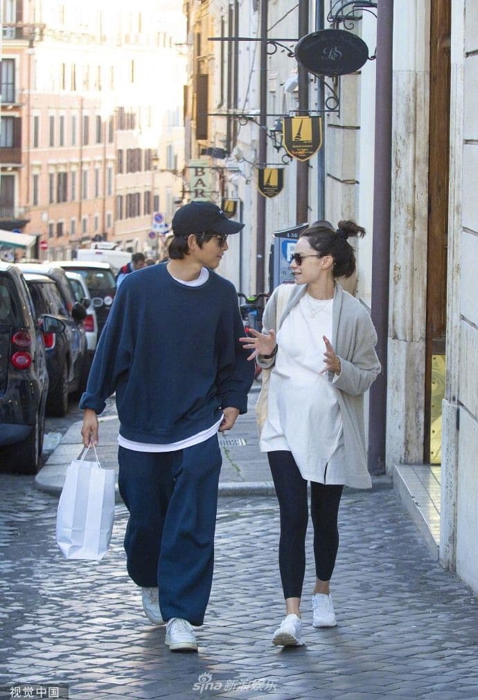 Сон Джун Ки замечен с женой на улицах Рима