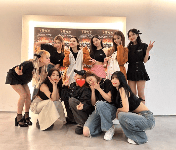 Чон Соми показывает свою любовь к TWICE на их концерте в Сеуле