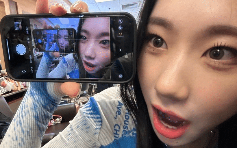 Новый вид зеркального селфи становится популярным среди K-pop айдолов