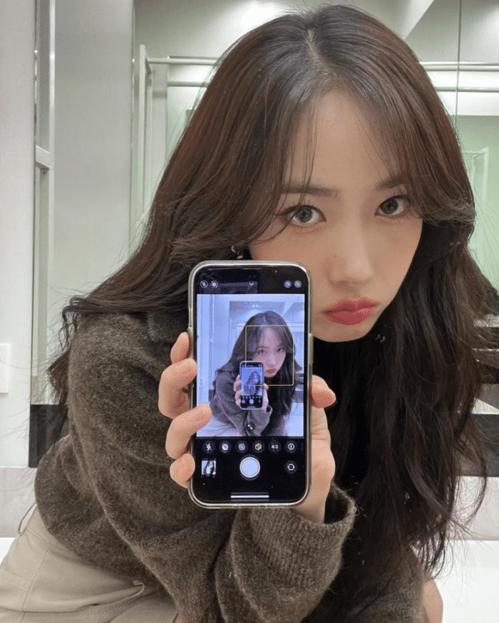 Новый вид зеркального селфи становится популярным среди K-pop айдолов