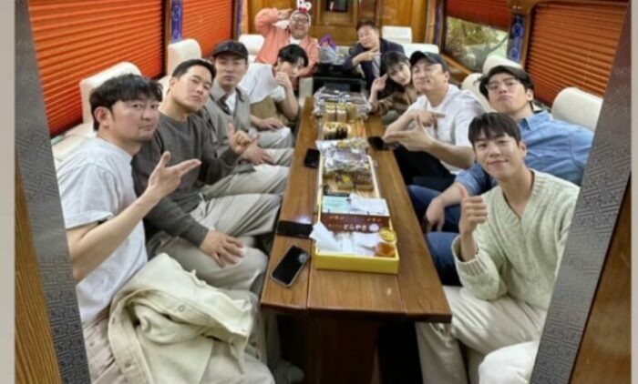 АйЮ поделилась фото с Пак Со Джуном, Ли Хён У и другими актёрами фильма "Мечта"