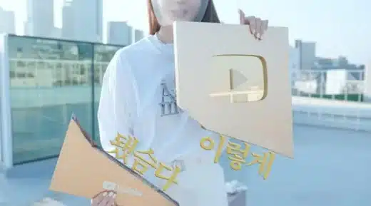 Зачем Кан Мин Гён из Davichi разделила "золотую кнопку" своего YouTube-канала надвое?