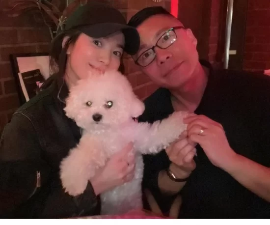 Стилист Джу Хён Сон поделился совместными фото с Сон Хе Гё и ее собакой