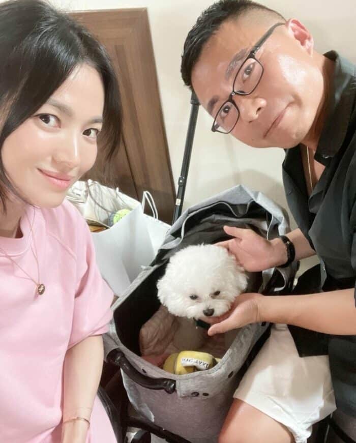 Стилист Джу Хён Сон поделился совместными фото с Сон Хе Гё и ее собакой