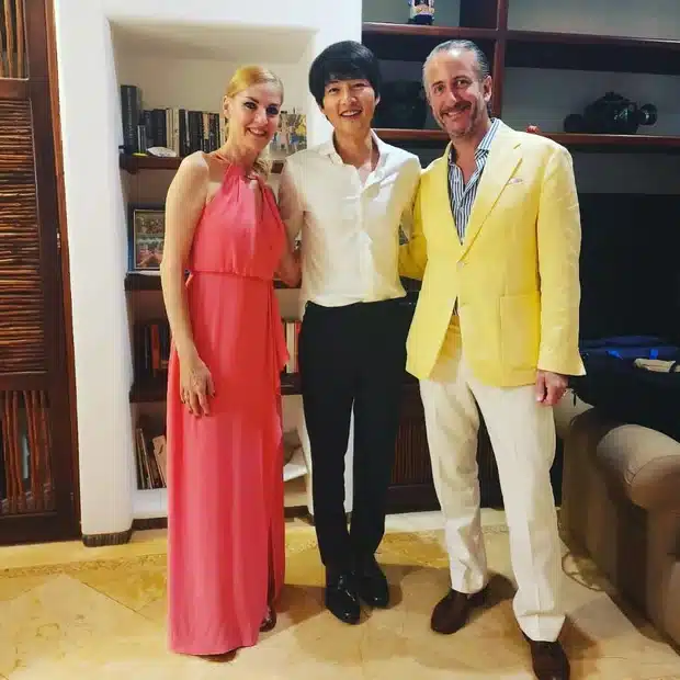 Похудевший Сон Джун Ки с женой замечены на свадьбе знаменитостей в Мексике