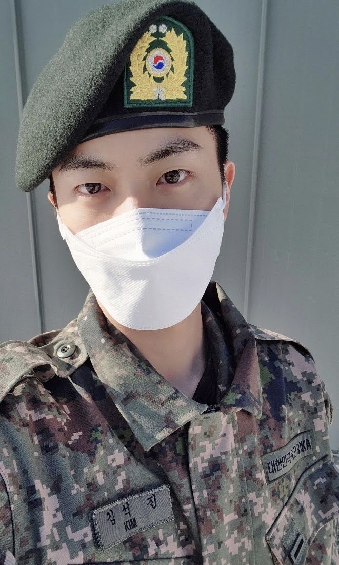 Фанаты шокированы изменениями во внешности Джина из BTS с начала прохождения службы в армии