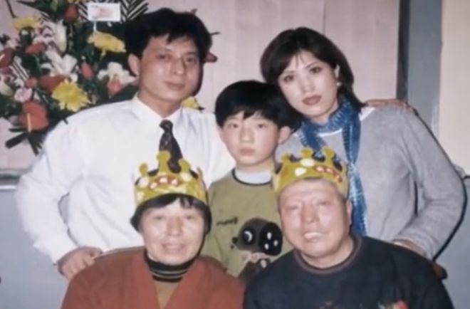 Родители бросили Цзин Бо Жаня через месяц после его рождения