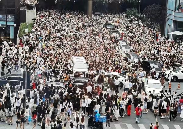 Появление Дилана Вана в торговом центре в Чунцине вызвало угрозу давки