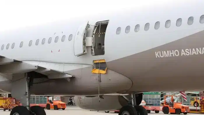 Asiana Airlines: пассажира, открывшего дверь во время посадки самолёта, арестовали