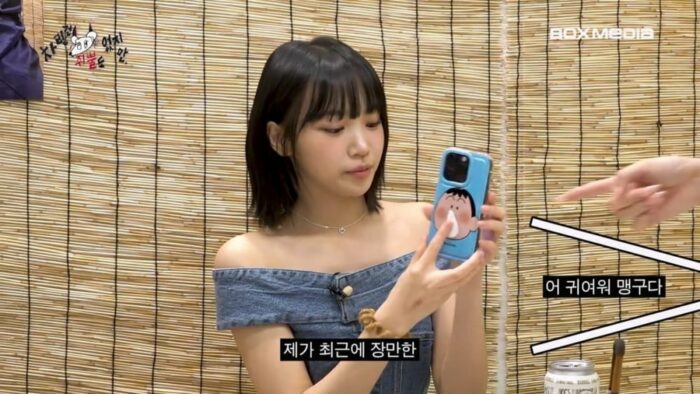 Ким Чэвон из LE SSERAFIM рассмешила фанатов, предложив Ли Ён Джи подарок в виде забавного "парного чехла на телефон"
