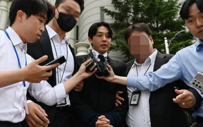 Ю А Ин появляется в суде в наручниках и делает заявления перед прессой