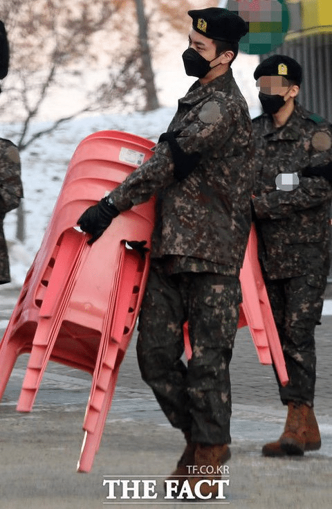 ARMY разгневаны неуважением к Джину из BTS, находящемуся на военной службе