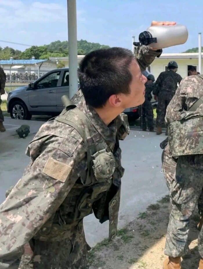 Фото Джей-Хоупа из BTS с тренировок в армии