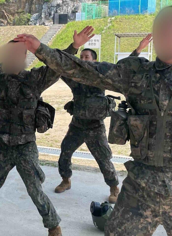 Фото Джей-Хоупа из BTS с тренировок в армии