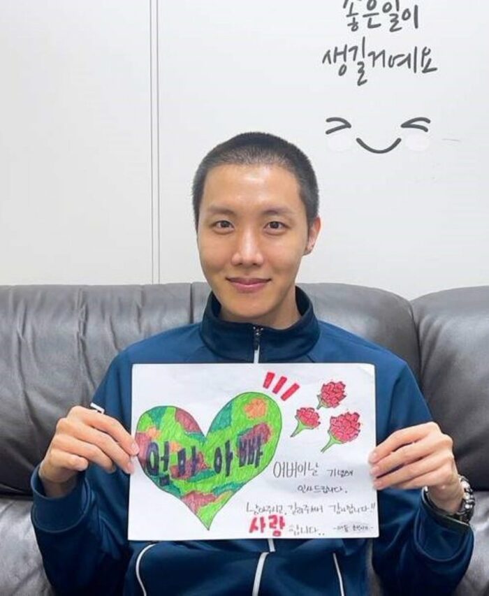 Джей-Хоуп из BTS оставил своим родителям трогательное послание на новом фото из армии 