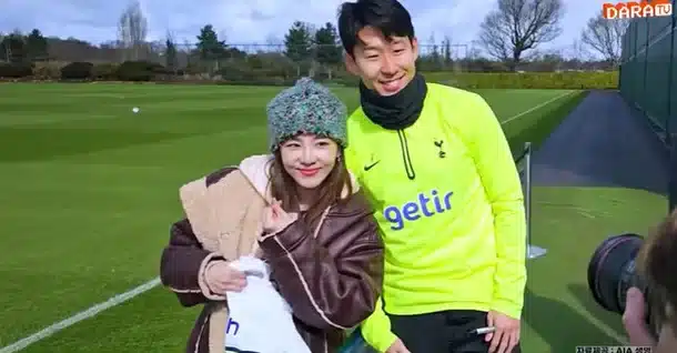 Дара из 2NE1 встретилась с футболистом Сон Хын Мином: "Мне почти 40, может, сменить карьеру?"