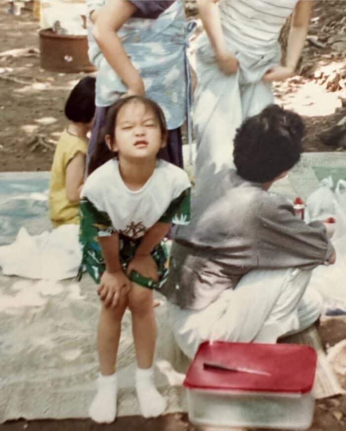 Шин Мин А улыбается от уха до уха на фото из детства 